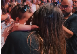 India Martínez durmió a una niña en directo durante su concierto en Huelva: «¡Esto no puede ser verdad!»