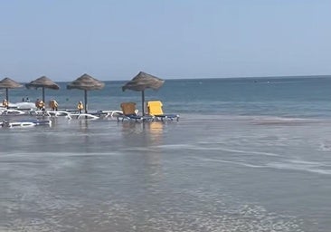 Una subida brusca de la marea sorprende a los bañistas de la Playa del Parador de Mazagón: «¡Nos quedamos sin playa!»