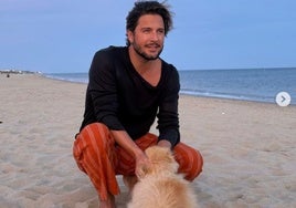 Manuel Carrasco desconecta con sus perros en esta playa de Huelva: «El verano, eso, un suspiro…»