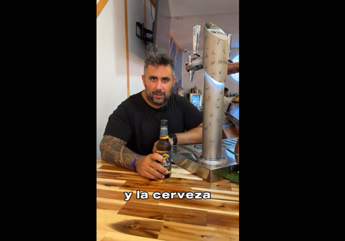 Agustín Cejudo, camarero, lanza una advertencia para las personas que piden botellines