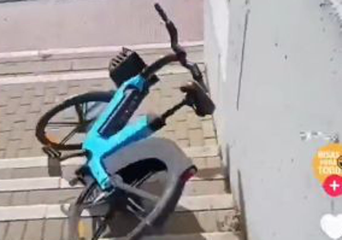 Una de las bicicletas la tiró por unas escaleras