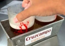Un influencer muy conocido se queda sin palabras al ver el invento de un bar de Huelva para mantener la cerveza helada: «¿Pero esto qué es?»