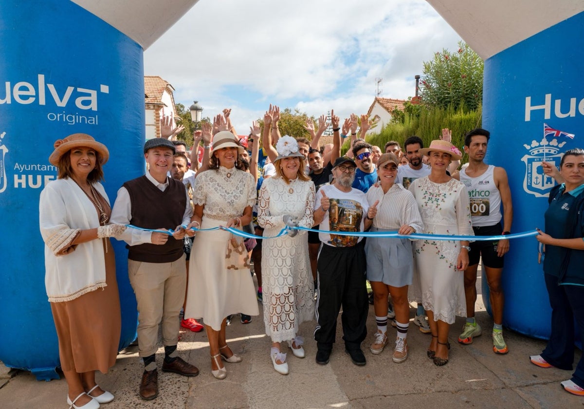 La alcaldesa de Huelva, caracterizada como británica de final del siglo XIX, en la salida de la Milla