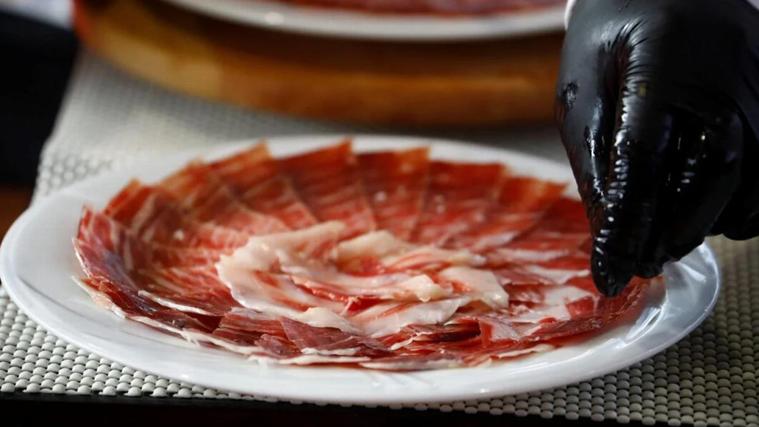 Imagen de archivo de un plato de jamón