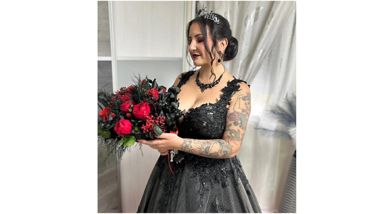 Así es el vestido negro con el que una mujer se casó en Huelva