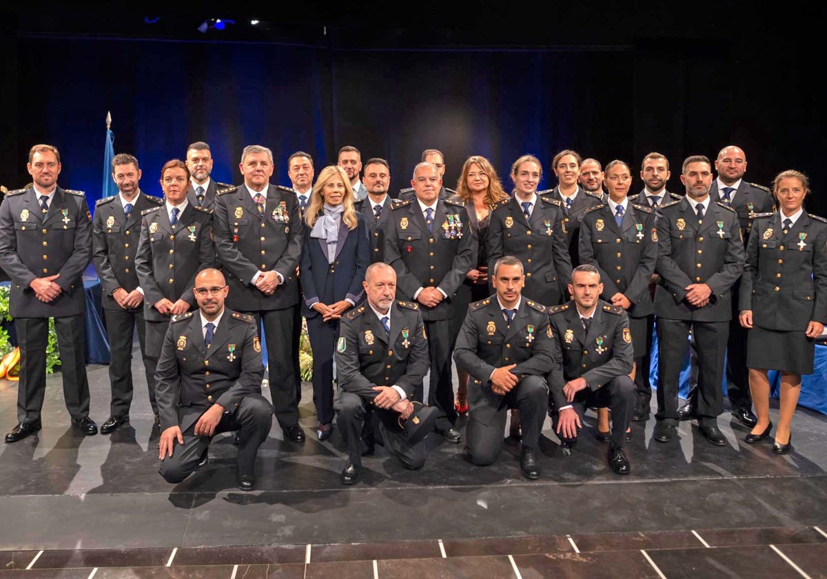 Autoridades, responsables policiales y homenajeados, al final del acto