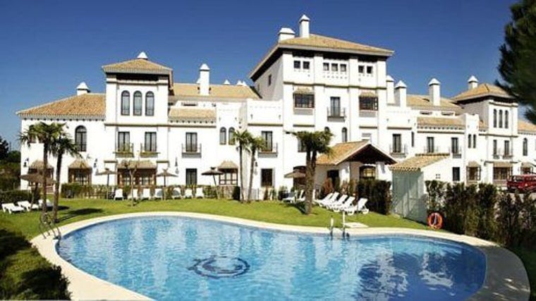 Vista de la piscina del Hotel Moon Dreams El Cortijo en Matalascañas