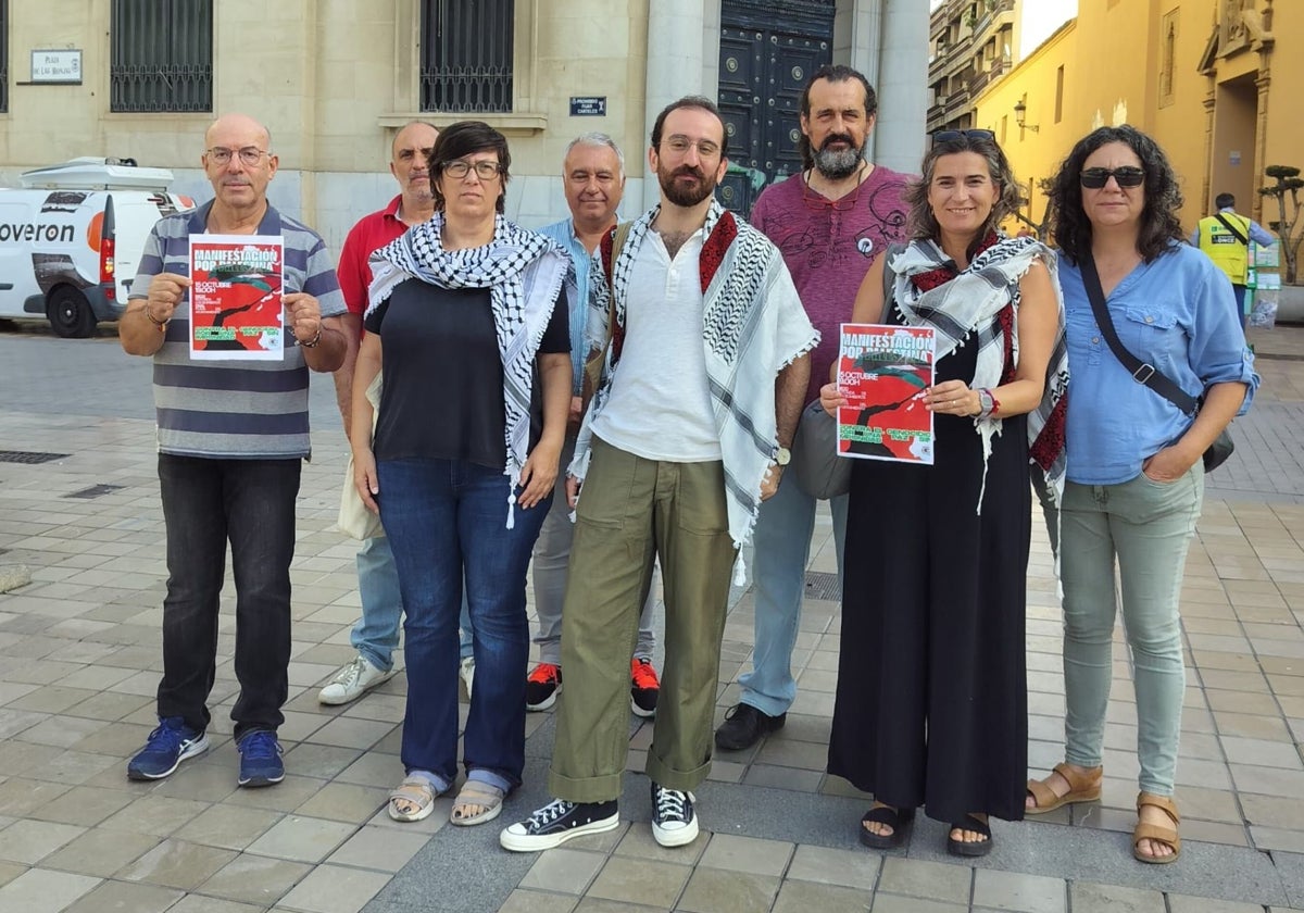 Varios miembros de la Plataforma 'Huelva con Palestina' en una concentración en la plaza de las Monjas