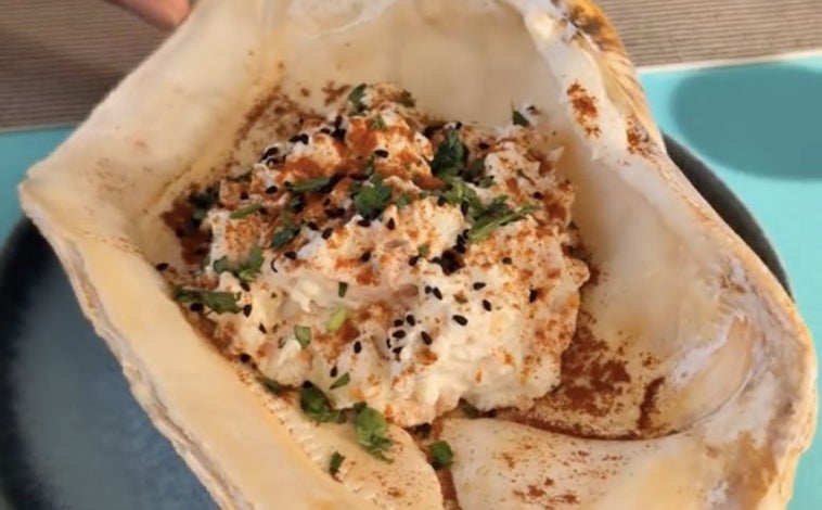 Imagen principal - Ensaladilla de caballa de Kalamansi, en El Rompido; de gambas de 'Mar de kñas', en La Antilla y de pulpo de 'La Sal', en Isla Cristina