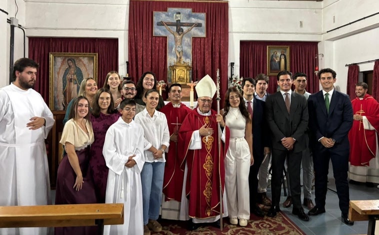 Imagen principal - La capilla de la Universidad de Huelva acogió el 15 de octubre la primera celebración del Sacramento de la Confirmación