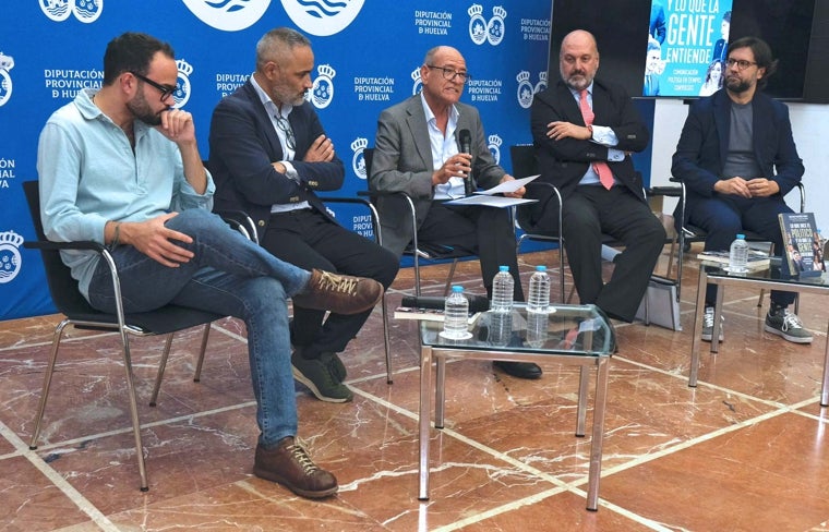 Los invitados al debate moderado por el periodista Rafael Pérez Unquiles