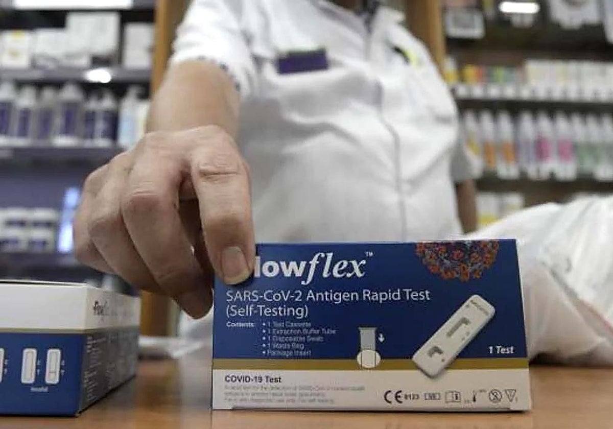 Un farmacéutico muestra un test en una farmacia