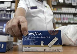 Se dispara la demanda de diagnósticos de covid en las farmacias de Huelva: «Sigue habiendo respeto a la enfermedad»