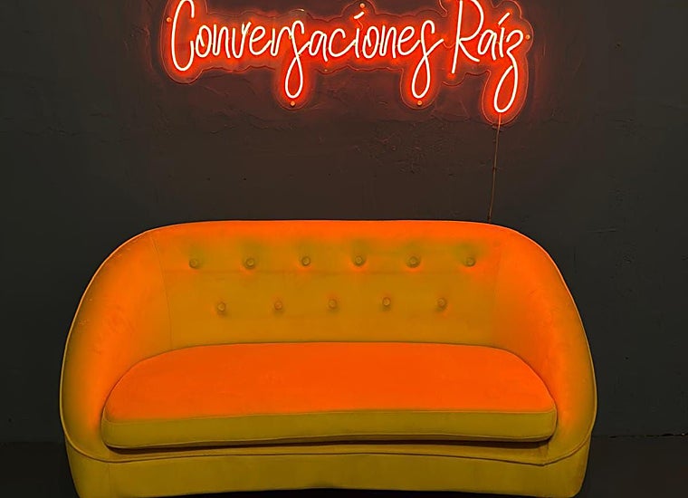 Uno de los pilares del proyecto será el videopodcast «Conversaciones Raíz», un formato tipo Chester