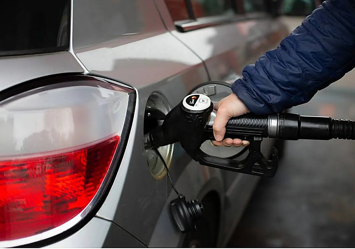 Una persona reposta combustible en una estación de servicio