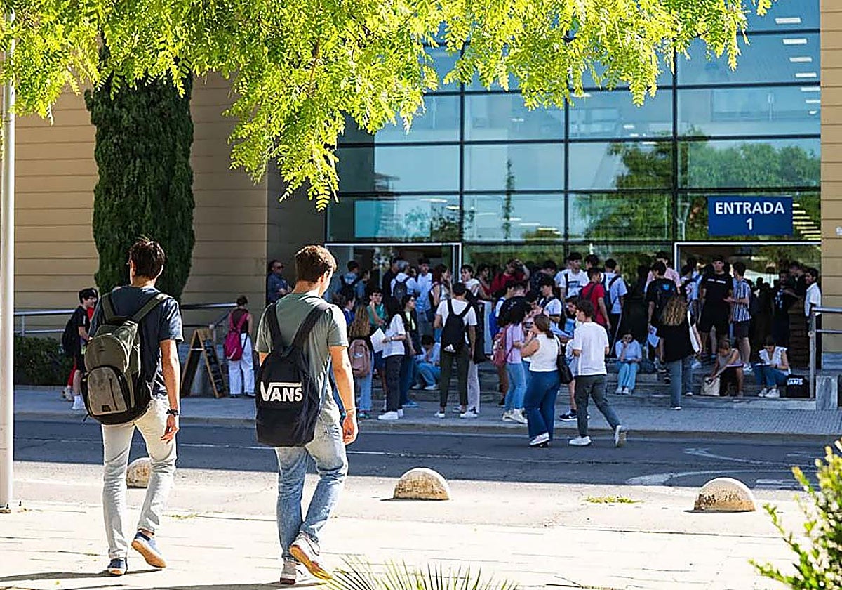 Alumnos en el campus del Carmen de la Universidad de Huelva