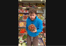 Un frutero prueba la fruta «más rara del mundo» y reacciona así: «No podía ser tan bonita y estar buena»