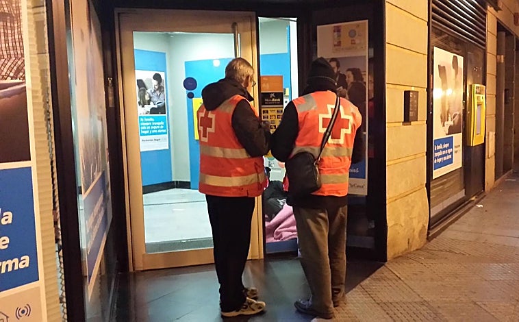 Imagen principal - La Unidad de Emergencia Social (UES) de Cruz Roja Huelva está integrada por alrededor de 40 voluntarios y voluntarias