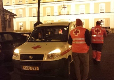 Dos voluntarios de Cruz Roja Huelva en la zona de La Merced en Huelva capital