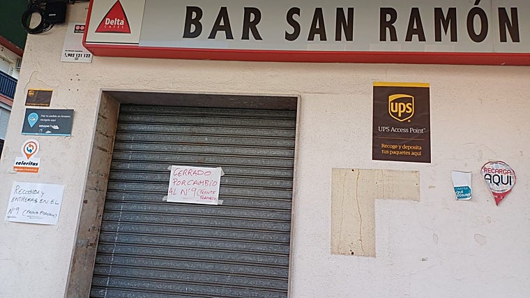 El anterior local del bar San Ramón anunciando en su puerta el reciente cambio de ubicación