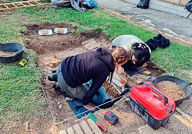 Imagen principal - Trabajos de exhumación en el cementerio de La Soledad de Huelva, recogida de muestras de ADN de familias que buscan respuestas y un mensaje de agradecimiento a la presidenta de la asociación.