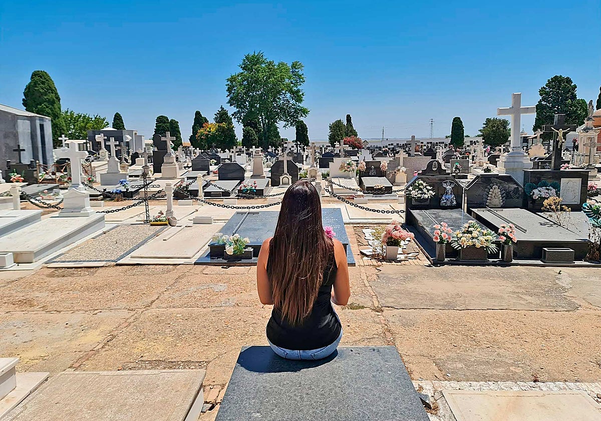 La presidenta de SOS Bebés Robados Huelva en el cementerio de La Soledad.