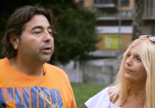 Quique junto a su hermana, con la que se reencontró en Bilbao
