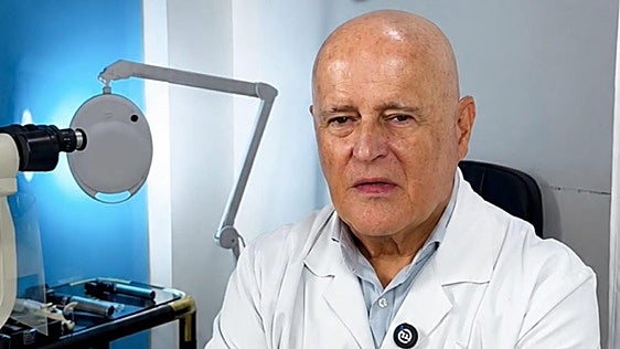 Fausto Ardila, oftalmólogo: «Frotar los ojos cuando te entra arena es la peor decisión que puedes tomar. La arena actúa como un papel de lija»
