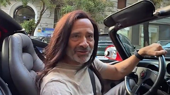 Un onubense se encuentra a Antonio Lobato con una peluca en plena calle en Madrid: «El mejor día de mi vida»