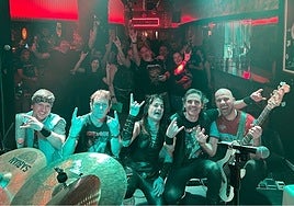 Los cinco componentes de la banda onubense Ancient Mariners tras una reciente actuación.