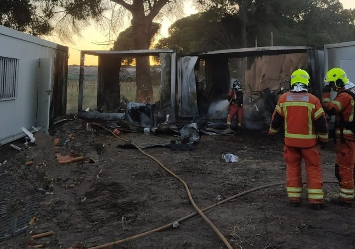 Los bomberos extinguiendo el incendio de las viviendas prefabricadas