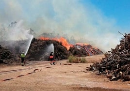 Ence refuerza el dispositivo de control sobre el incendio en su almacén de biomasa ante la previsión de fuerte viento