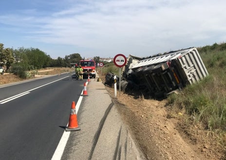 Imagen secundaria 1 - Dos imágenes del accidente ocurrido en la A-484, en el término municipal de Almonte