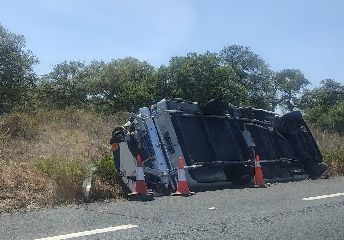 El camión volcado tras el accidente en la A-49