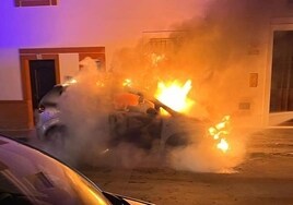 Susto en Trigueros con un vehículo ardiendo de madrugada