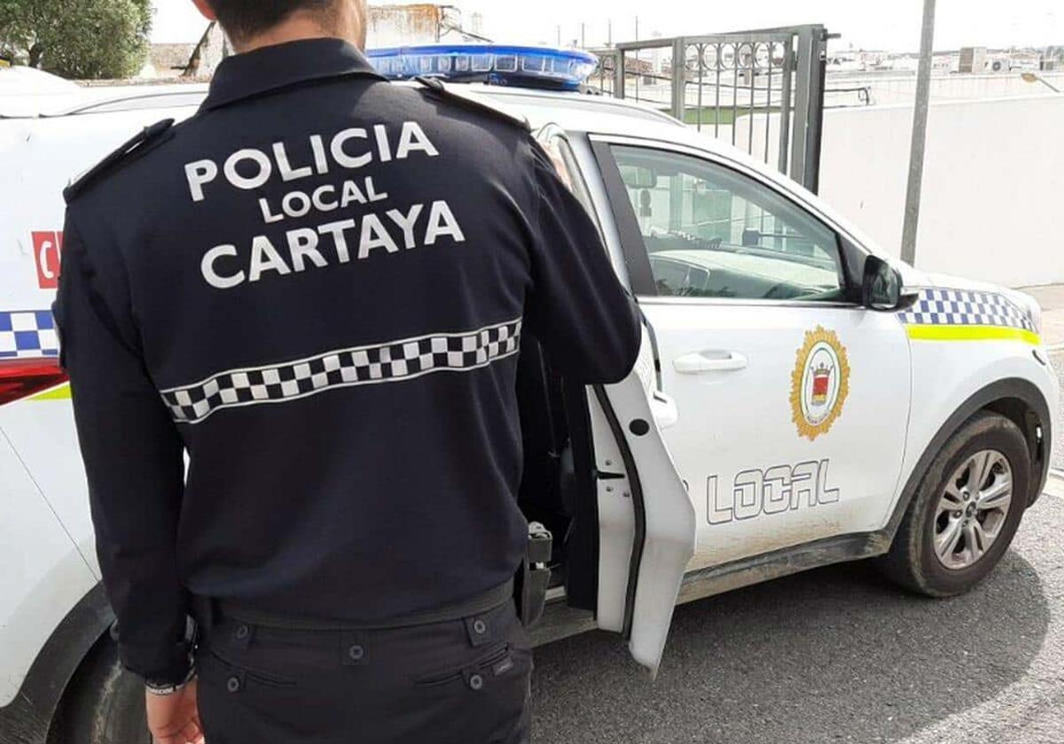 Un agente de la policía cartayera