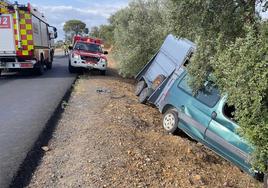 Rescatan herido al conductor de un remolque que se estrelló a la altura de Niebla