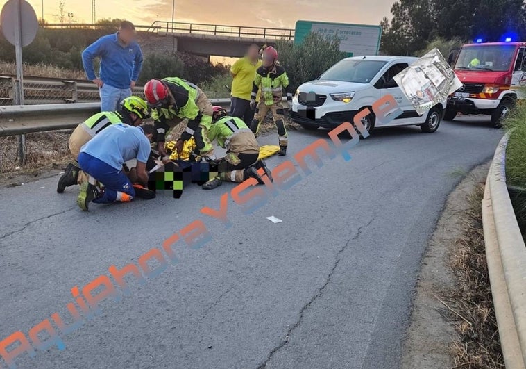 Sanitarios atendiendo a la persona herida