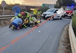 Evacuado al Juan Ramón Jiménez un motorista de 62 años que colisionó con un coche en San Juan