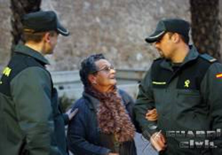 Anciana con dos agentes de la Guardia Civil