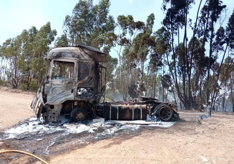 El camión incendiado cerca del Mustio