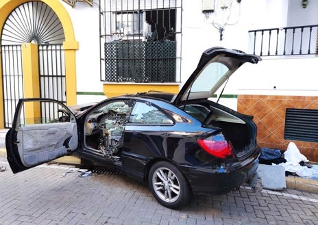 Imagen secundaria 1 - Dos imágenes proporcionadas por el Consorcio Provincial de Bomberos donde se puede ver el estado en el que quedó el vehículo tras el violento impacto contra la fachada del edificio