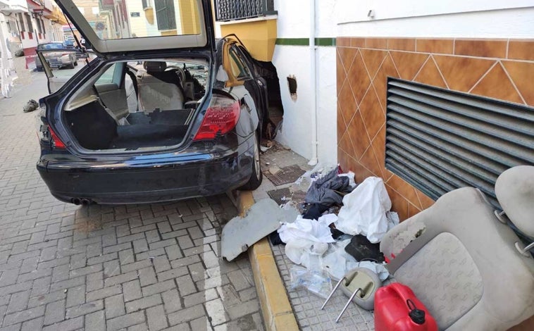 Imagen principal - Dos imágenes proporcionadas por el Consorcio Provincial de Bomberos donde se puede ver el estado en el que quedó el vehículo tras el violento impacto contra la fachada del edificio