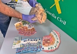 Tráfico de drogas en Huelva: Dos detenidos por llevar una roca de más de un kilo de MDMA oculta en el coche