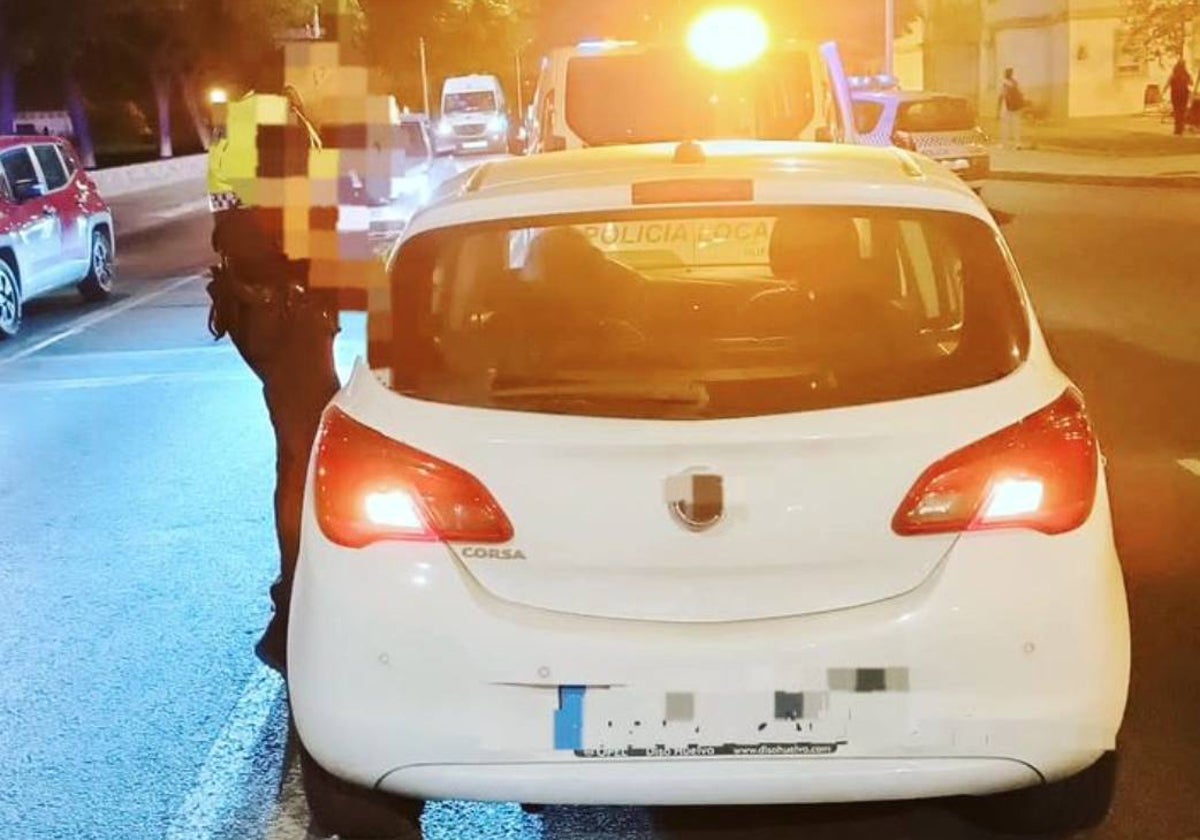 El vehículo que casi atropella a un grupo de corredores de la Nocturna de Huelva, ya detenido