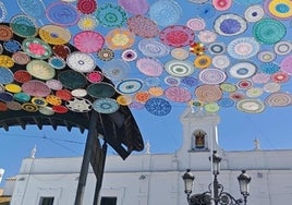 Las cámaras de seguridad identifican a las dos personas que rompieron los aros de crochet de la plaza Redonda de Cartaya