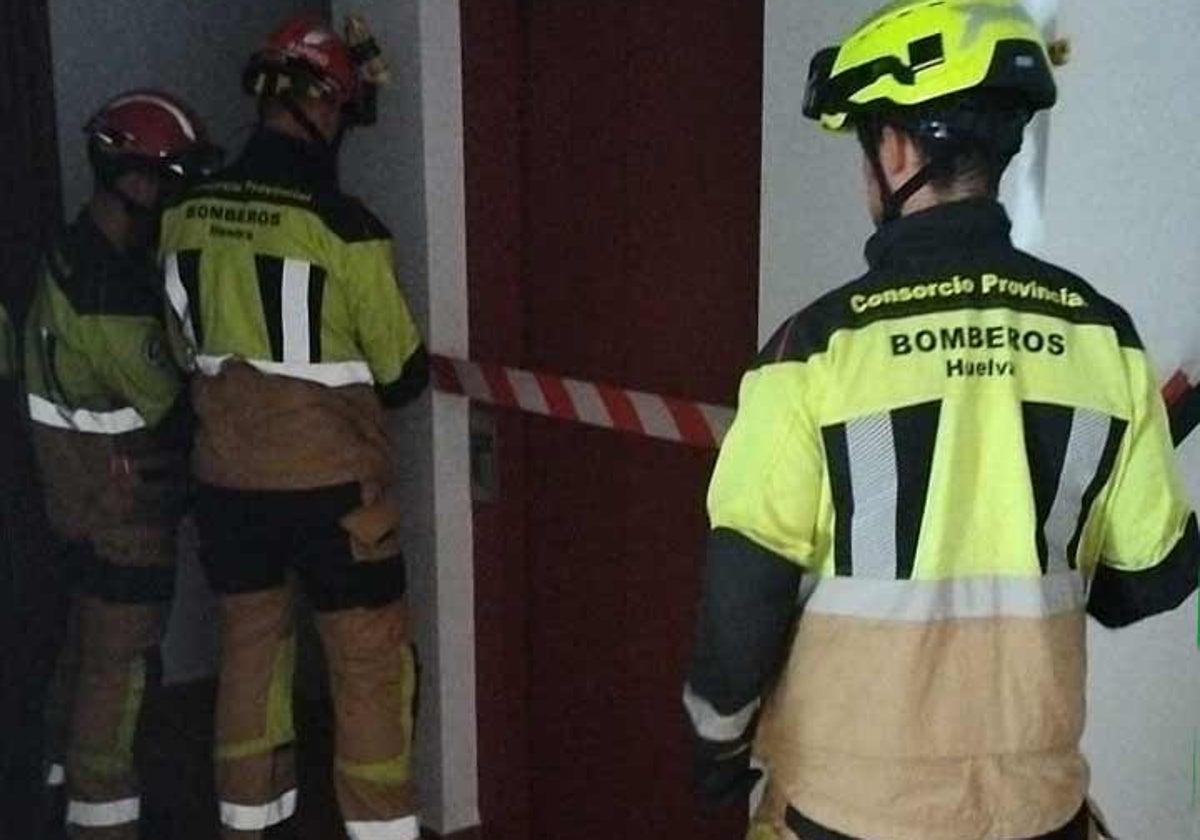 Los bomberos precintan el ascensor averiado