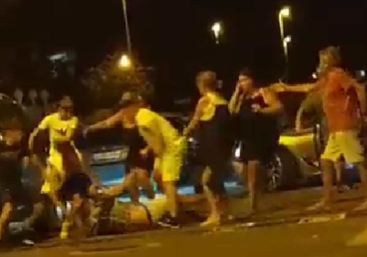 Un momento de la reyerta del pasado sábado por la noche en el Portil