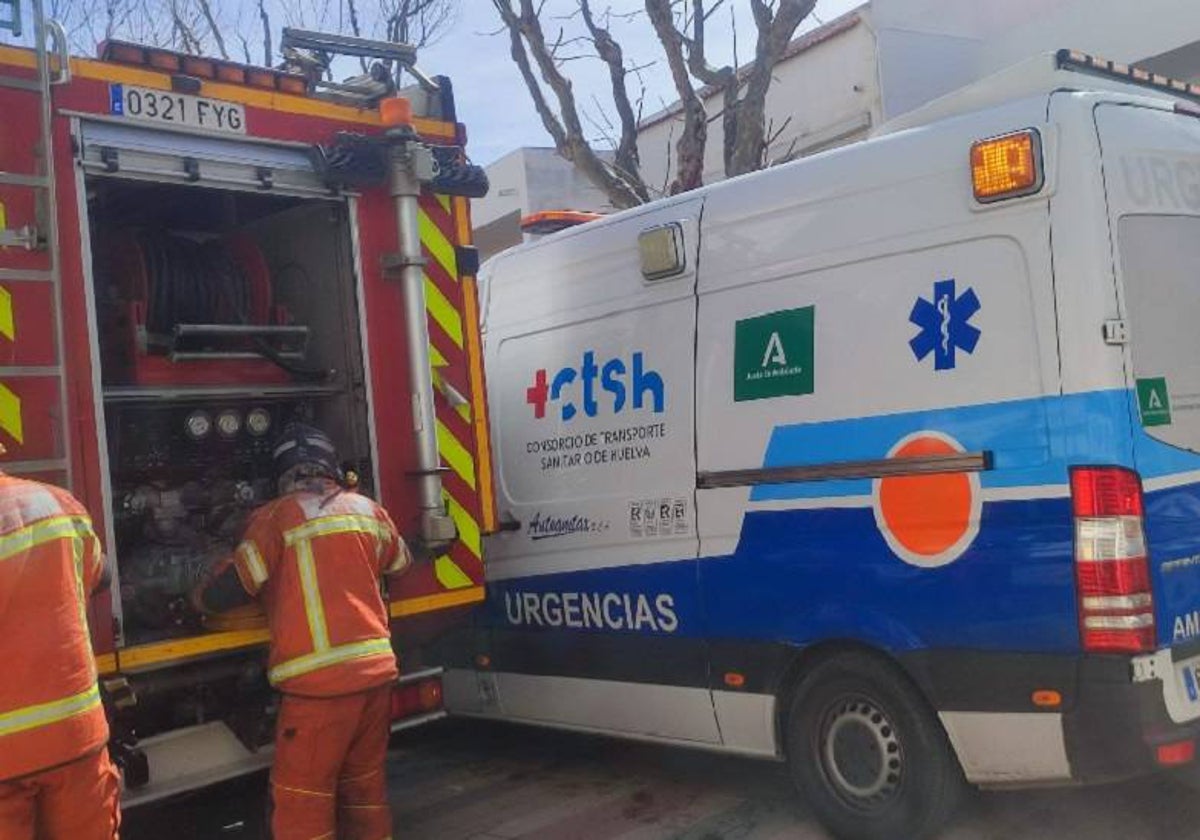Ambulancia y vehículos del Consorcio Provincial de Bomberos de Huelva