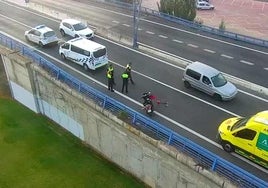 Herido un motorista al colisionar por alcance con un coche a la entrada de Huelva